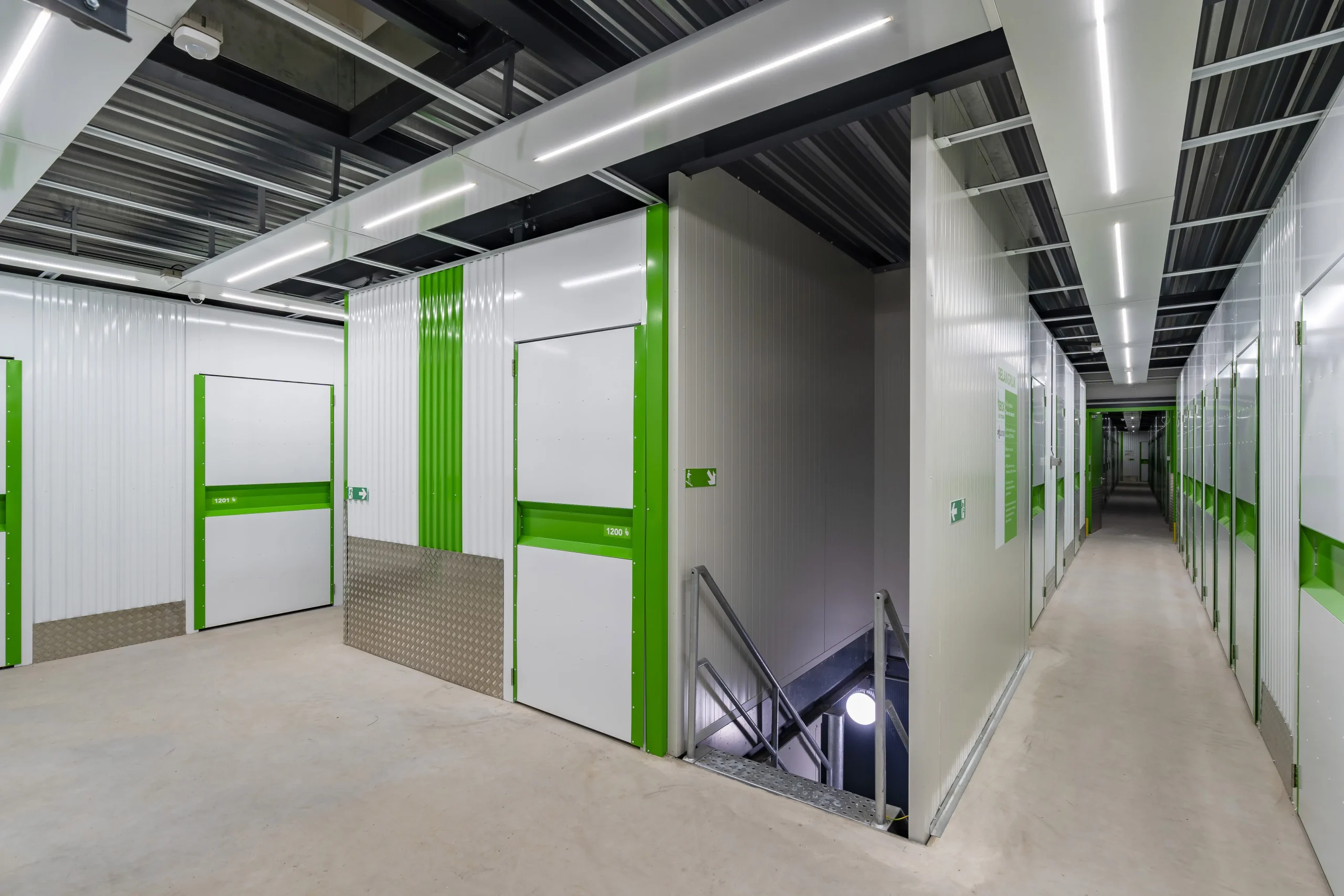 1BOX-Self-Storage-Helmond-Opslagruimte-opslagboxen-trappenhuis